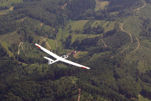 Segelflugzeug &uuml;ber dem Schwarzwald